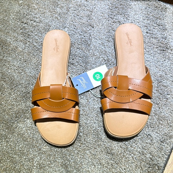 Women’s Universal Thread Sandals size 10. Box7 - Picture 1 of 3